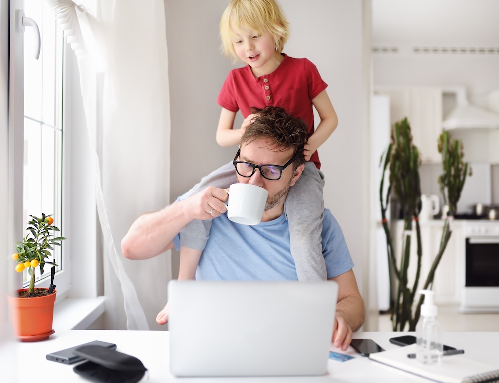 istock 1220178102 papa en télétravail