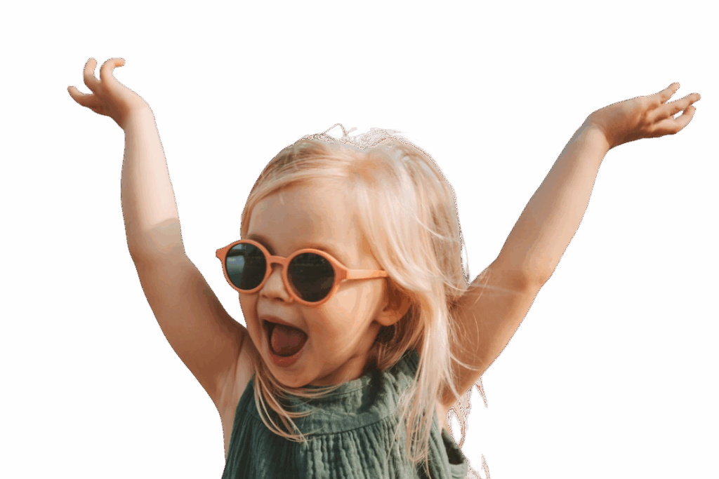 istock 1355723349 petite fille bras en l'air