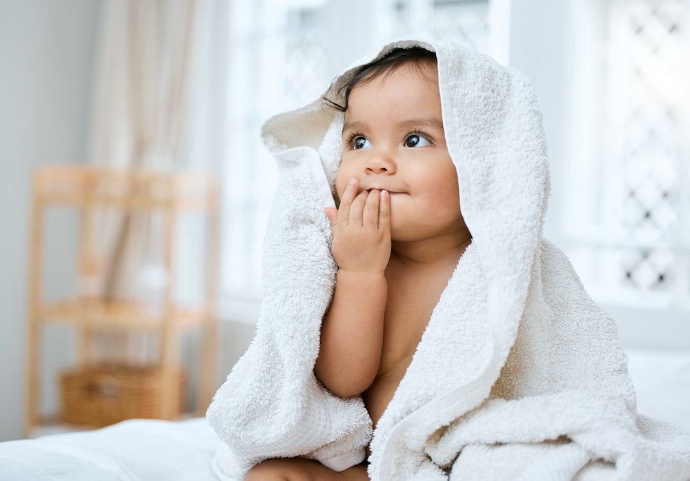 istock 1366097101 bébé avec linge éponge