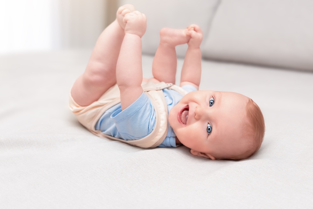 istock 2214810023 bébé heureux